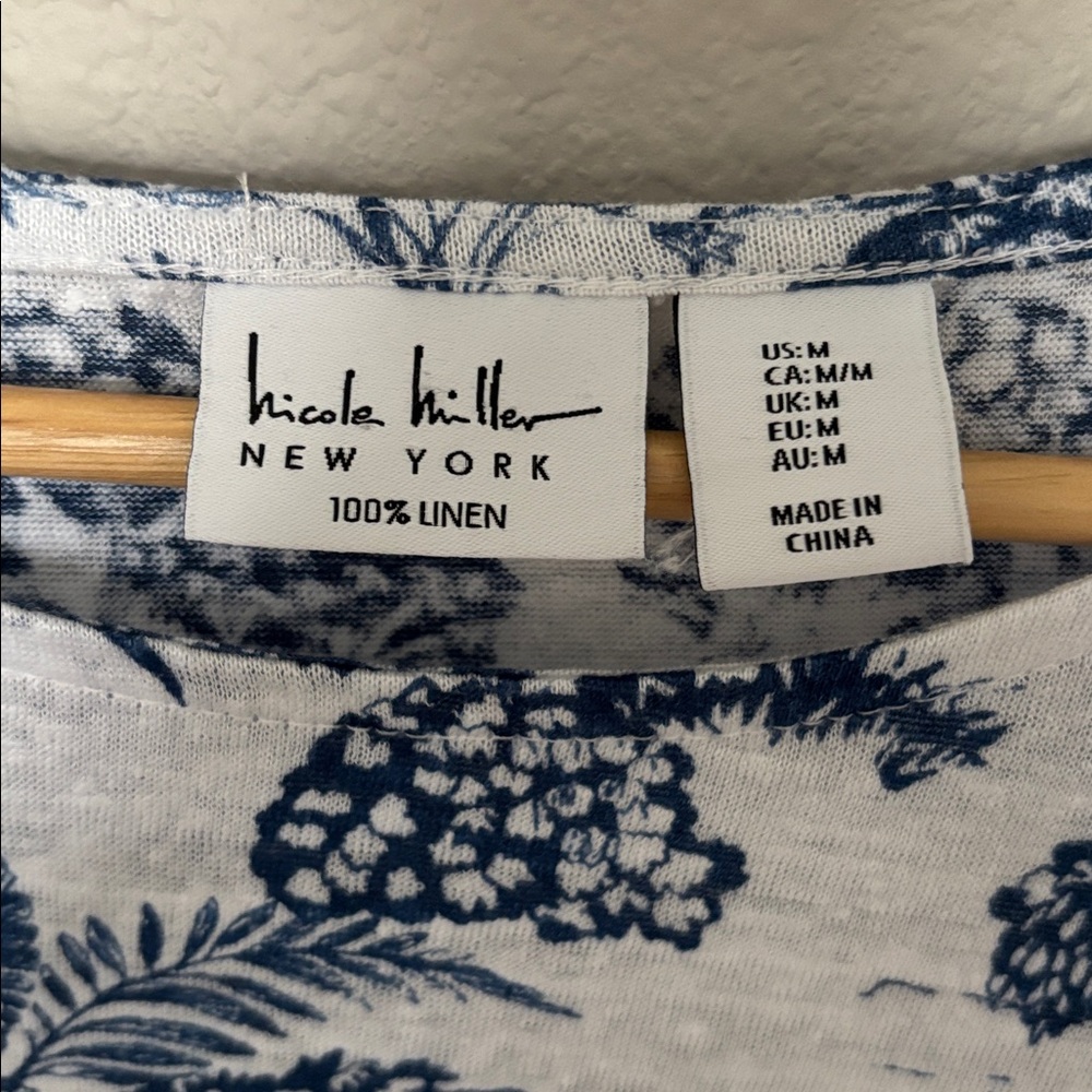 Nicole Miller NY 100% Linen Women's Top Blue White Exotic Print Size Medium Tee - Picture 3 of 9